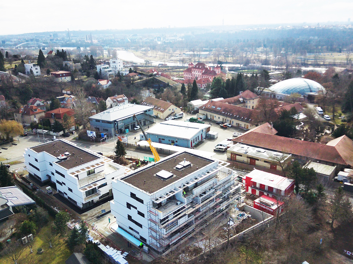 Výstavba luxusních bytových domů Rezidence Bella Vista v Troji s výhledem na Trojský zámek a ZOO Praha