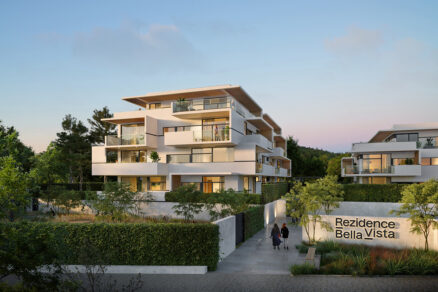 Detailní pohled na viladům Rezidence Bella Vista s minimalistickým designem a zelení v okolí