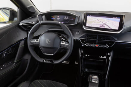 Detailní pohled na volant a centrální displej s navigací