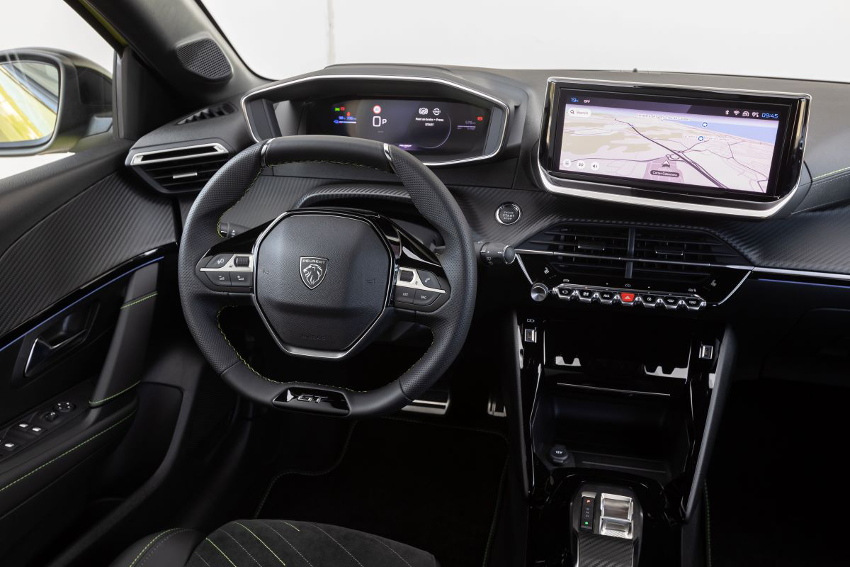 Detailní pohled na volant a centrální displej s navigací