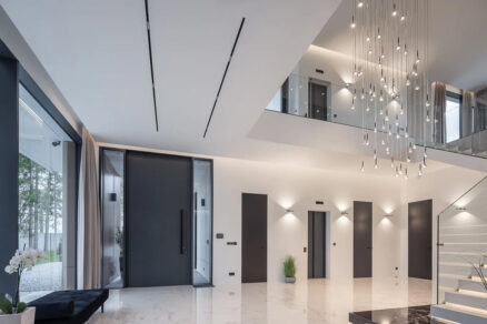 Prostorné vstupní atrium vily Regent se závěsným designovým osvětlením