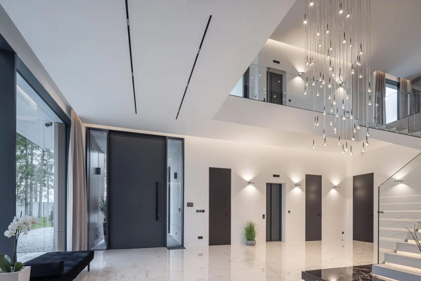 Prostorné vstupní atrium vily Regent se závěsným designovým osvětlením