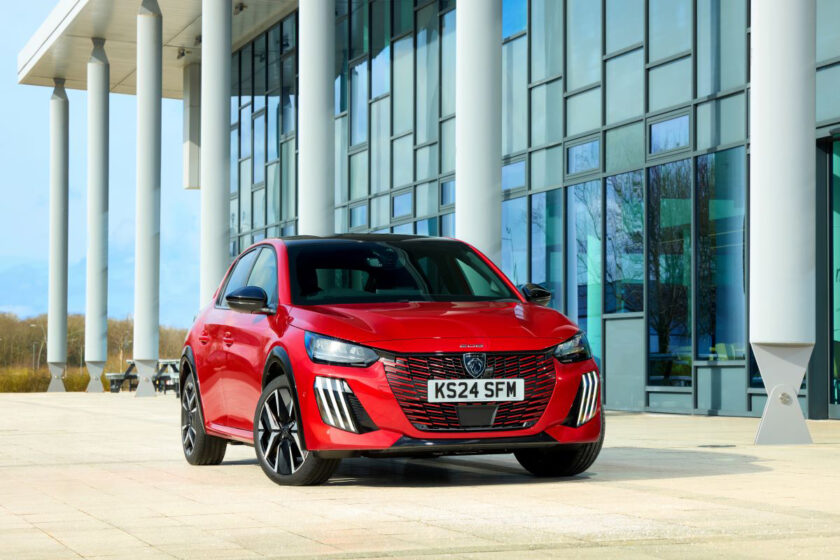 Peugeot E-208 zaparkovaný před kancelářskou budovou