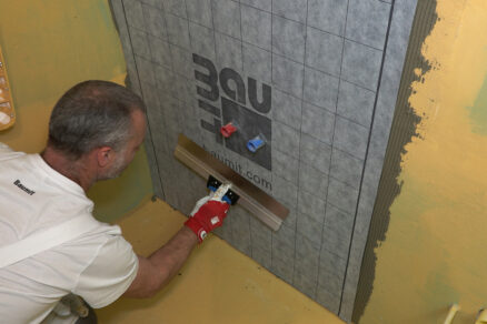 Nanášení penetračního nátěru Baumit SuperPrimer pro zvýšení přilnavosti vrstev