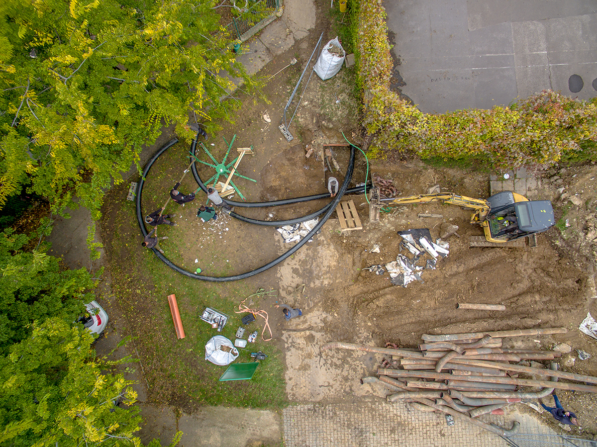 Při instalaci potrubí mohou být zásahy na pozemcích a omezení minimální – ukázali jsme to na projektu vnitrobloku Račianska – Kominářská v Bratislavě, kde jsme flexibilní plastové potrubí dimenze d160/DA255 vtahovali do stávajících kolektorů, obyvatelům vnitrobloku jsme takto zachovali park i hřiště.
