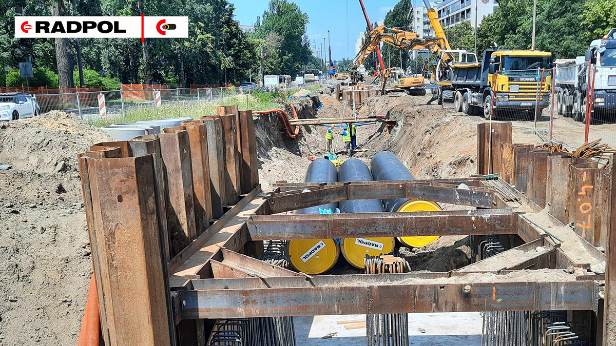 Výstavba nové tramvajové trati ve Varšavě – u tohoto náročného projektu byla použita ocelová potrubí v rozmezí od DN80 až po DN 1100 v celkové délce 8280 m od firmy RADPOL PIPES, kterou na slovenském a českém trhu zastupuje společnost NRG flex.