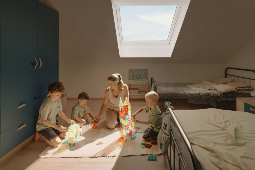 Dětský pokoj s novým střešním oknem VELUX a přirozeným denním světlem