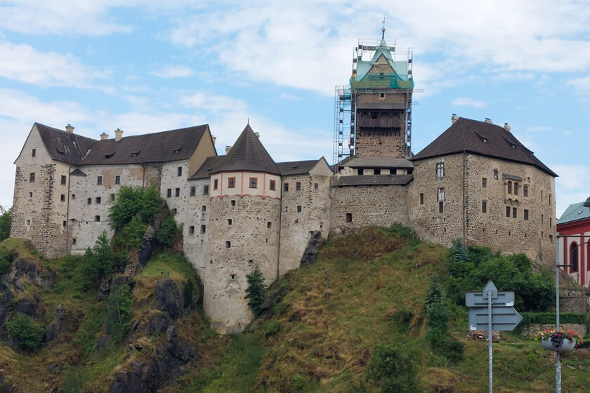 Hrad Loket během rekonstrukce střechy s lešením okolo věže