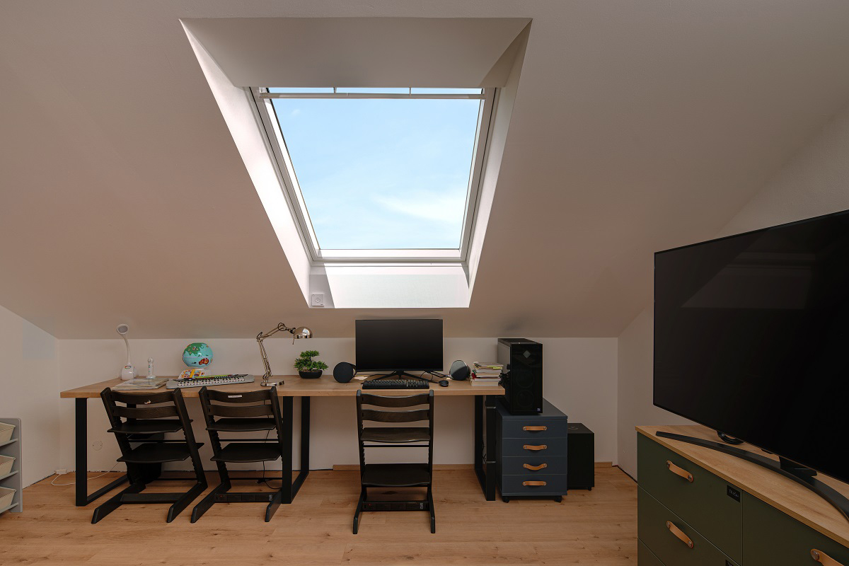 Podkrovní pracovna s velkým střešním oknem VELUX
