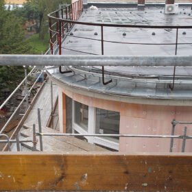 Zateplení zaoblené fasády budovy deskami Kingspan Kooltherm K5