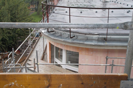 Zateplení zaoblené fasády budovy deskami Kingspan Kooltherm K5