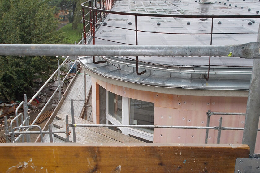 Zateplení zaoblené fasády budovy deskami Kingspan Kooltherm K5