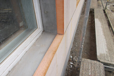 Detailní pohled na zateplené parapety a ostění okna s deskami Kooltherm K5