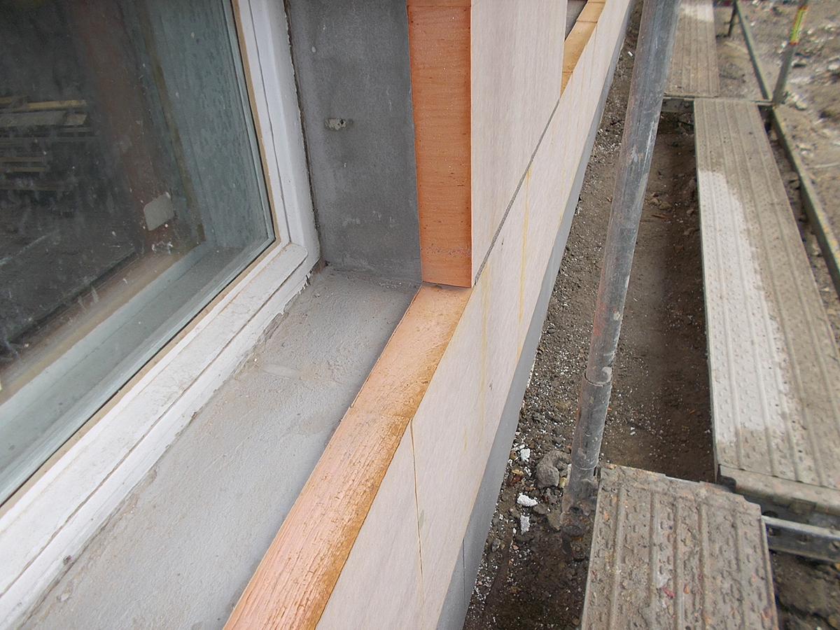  Detailní pohled na zateplené parapety a ostění okna s deskami Kooltherm K5