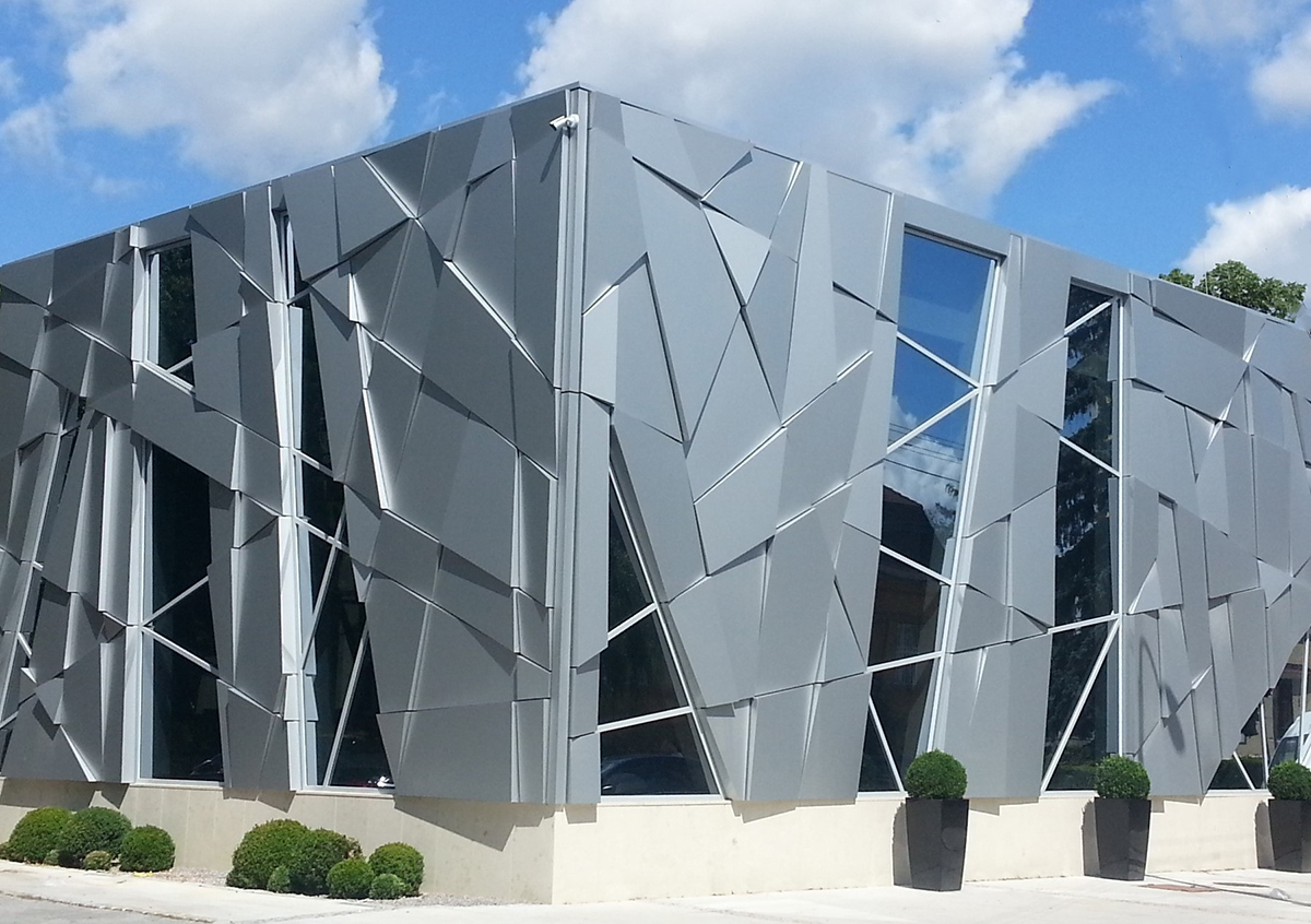 Designová hliníková provětrávaná fasáda AVG s geometrickým vzorem na moderní budově.