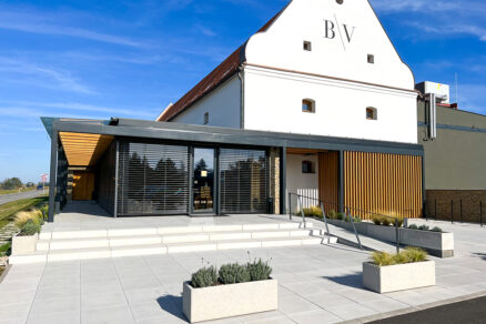 IMG Moderní vinařství s betonovou fasádou a výrazným designovým prvkem z dílny PRESBETON