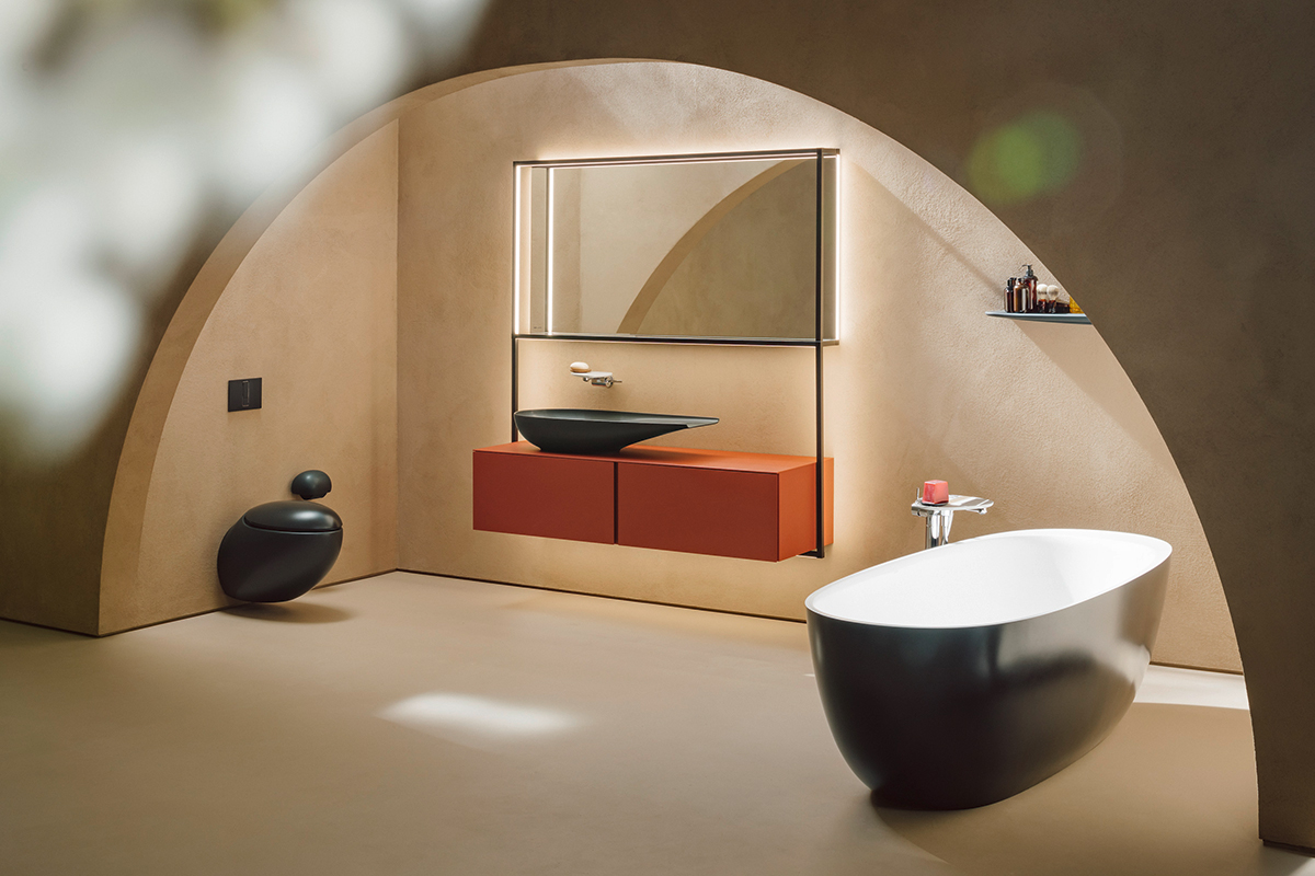Designová koupelna s oblými tvary, kontrastními barvami a volně stojící vanou