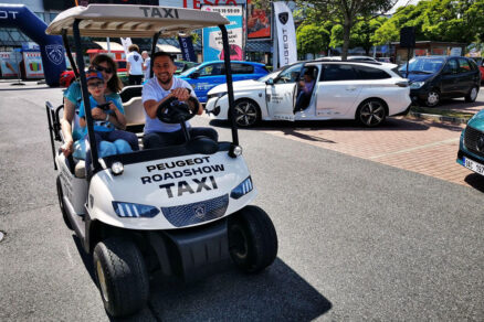 Peugeot Roadshow Taxi během Emotion Days převáží návštěvníky mezi stanovišti
