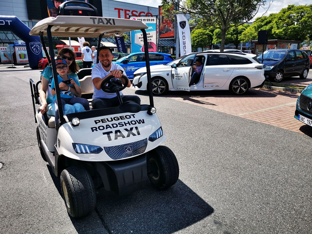 Peugeot Roadshow Taxi během Emotion Days převáží návštěvníky mezi stanovišti