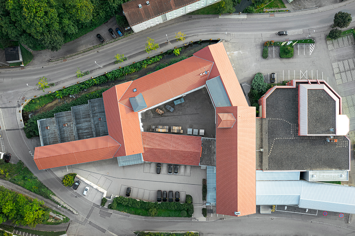 Letecký pohled na zrekonstruované střechy sídla společnosti MAGURA s novou izolací