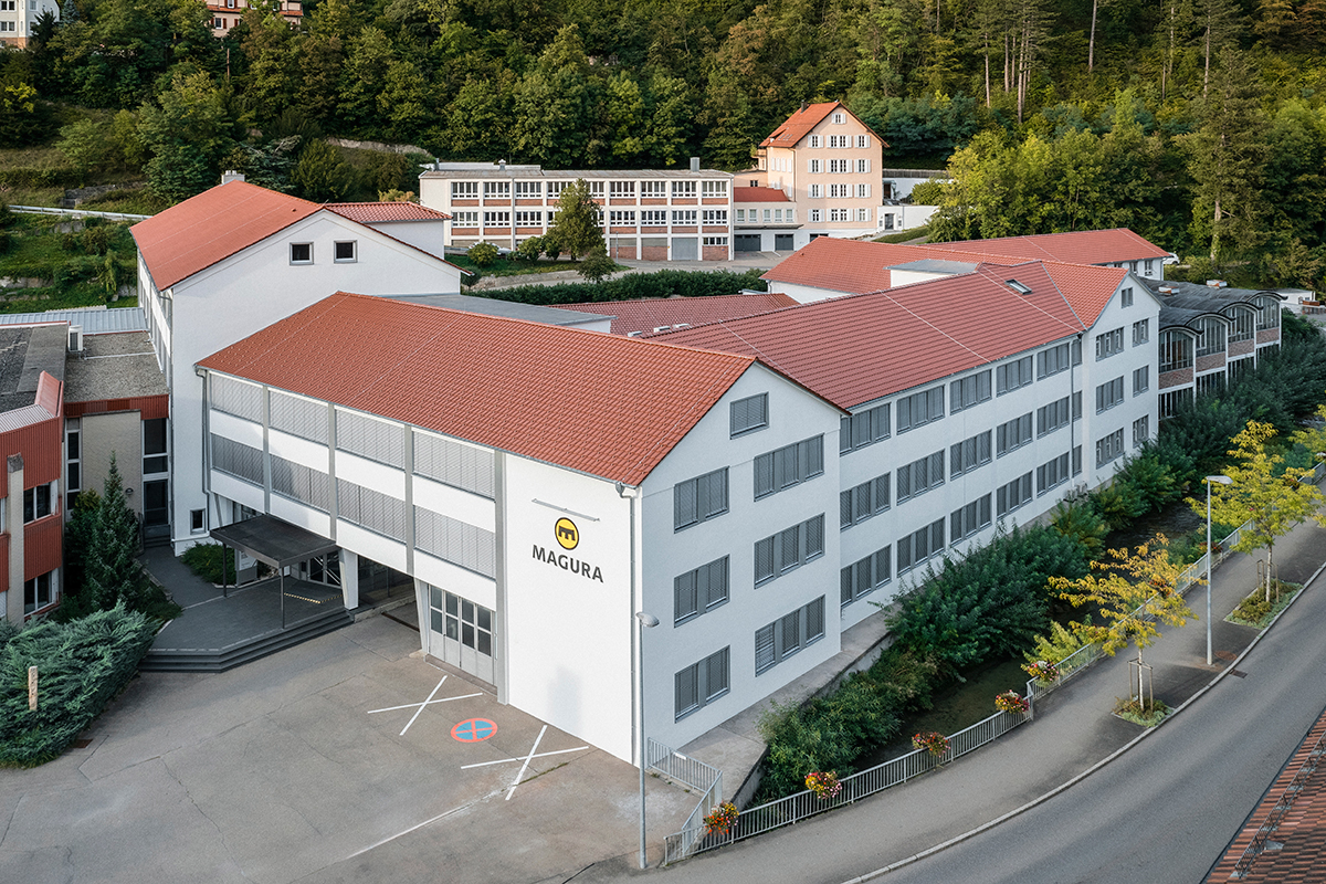 Díky energeticky úsporné rekonstrukci střešních ploch o
celkové rozloze přibližně 2500 m2 jsou budovy sídla
společnosti MAGURA v Bad Urachu ideálně vybaveny
pro budoucnost.