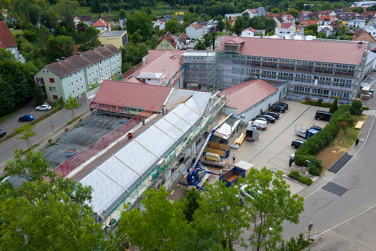 Průběh zateplení střechy administrativní budovy během rekonstrukce v průmyslovém areálu