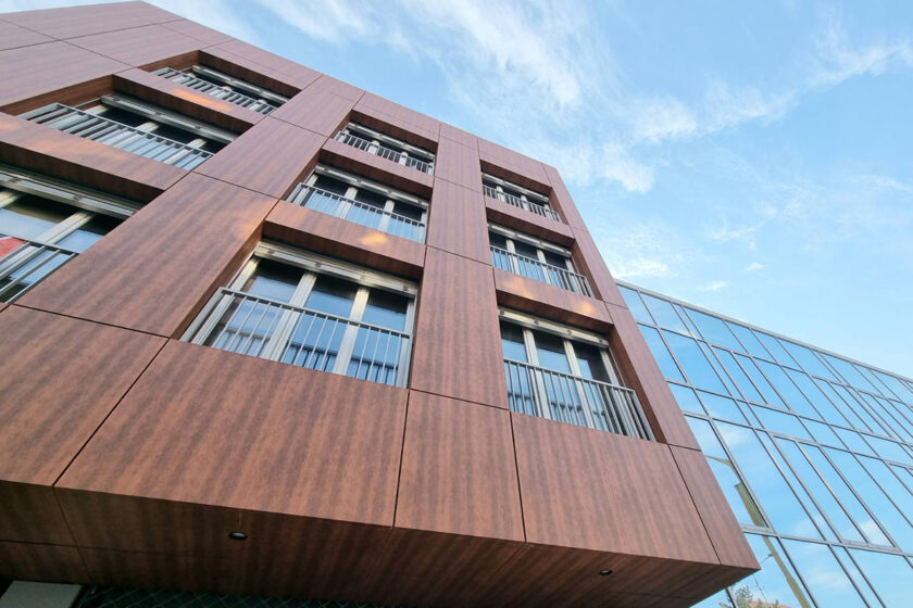 Moderní administrativní budova s provětrávanou fasádou v dekoru dřeva od společnosti AVG.