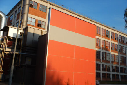 Požárně odolná stěna CETRIS® s fasádním nátěrem na průmyslové budově