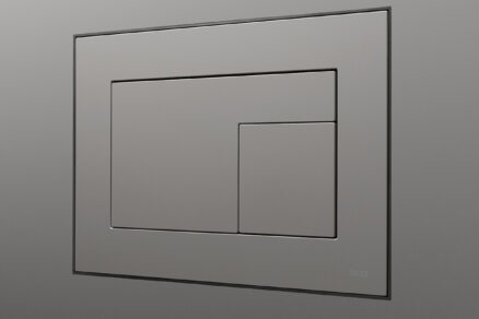 „Detail minimalistického ovládacího tlačítka pro toaletu s matným povrchem