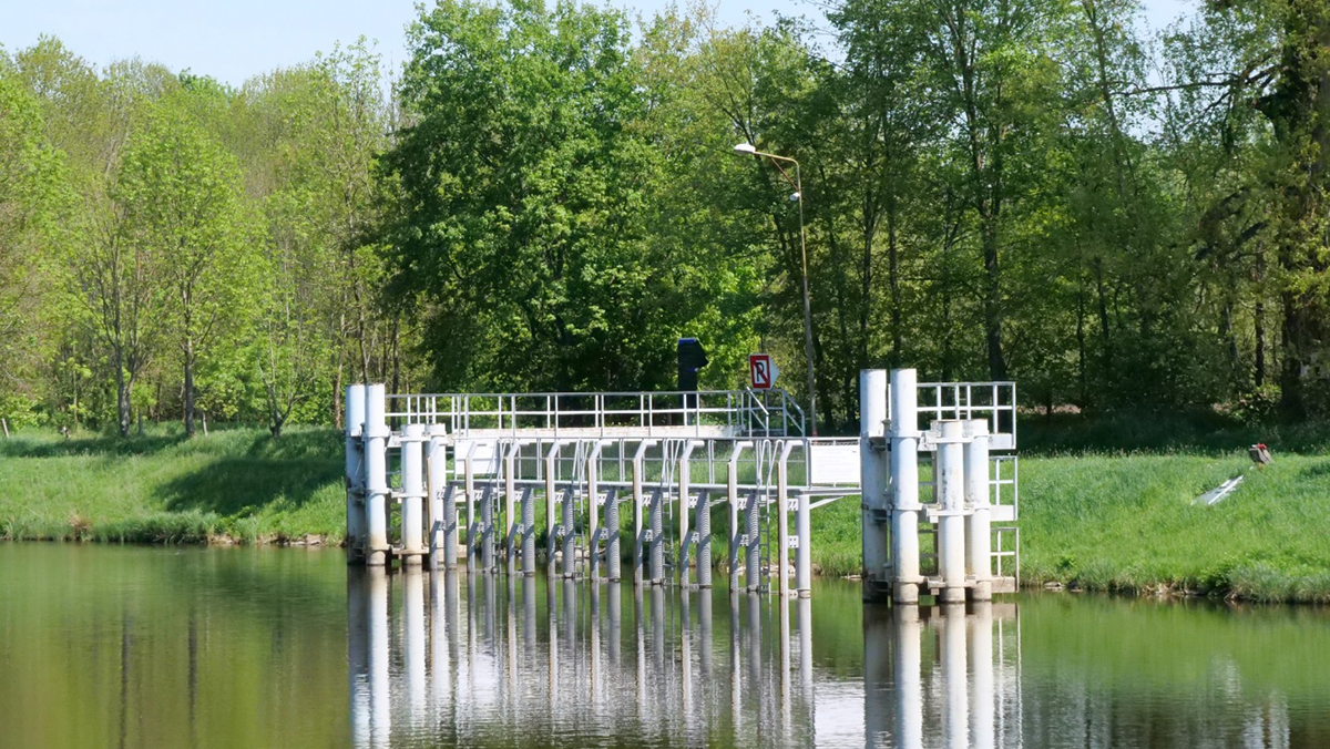 Nové čekací stání pro malá plavidla v horní vodě u plavební komory Hořín zajišťuje bezpečné a komfortní vyčkávání na proplavení. Stejné řešení bylo vybudováno i v dolní vodě.