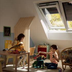 Dětský pokoj s VELUX okny vybavenými venkovními roletami pro regulaci teploty