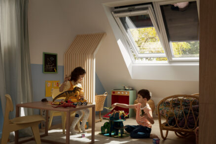 Dětský pokoj s VELUX okny vybavenými venkovními roletami pro regulaci teploty