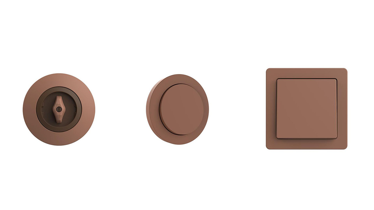 Trojice designových vypínačů berker v barvě roku Mocha Mousse: vlevo otočný model serie 1930, uprostřed elegantní kulatý R.classic a vpravo minimalistický hranatý Q.1. Moderní řešení s nadčasovým vzhledem a matným povrchem.