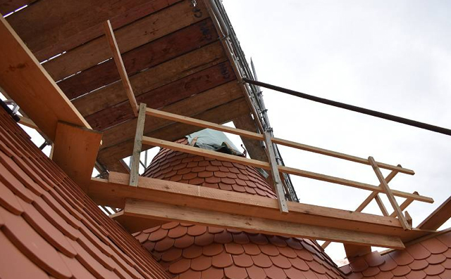 Detail nové střešní krytiny z keramických tašek na věži hradu Loket