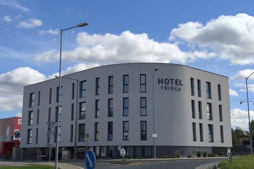 Hotelová budova s elegantní světlou fasádou a čistými liniemi, vytvořená s důrazem na dlouhodobou odolnost a estetiku