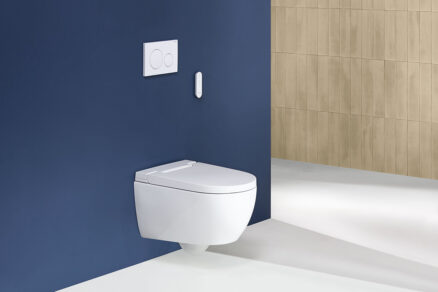Elegantní sprchovací WC Geberit AquaClean Alba v moderní koupelně propojené s ložnicí