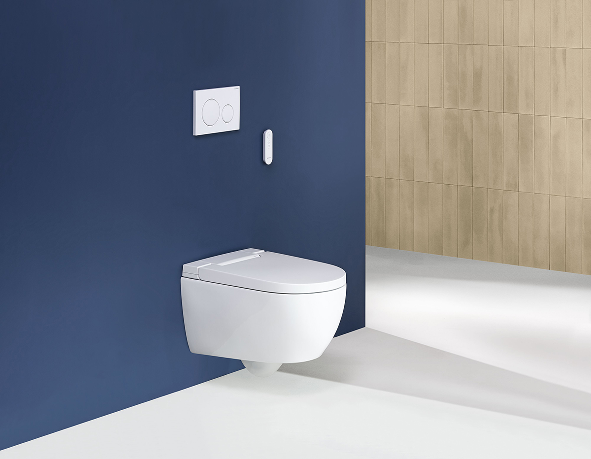 Elegantní sprchovací WC Geberit AquaClean Alba v moderní koupelně propojené s ložnicí