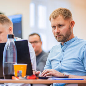 Student LL.M. programu pracuje během výuky na NEWTON University