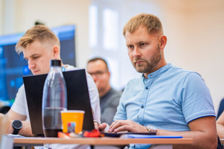 Student LL.M. programu pracuje během výuky na NEWTON University