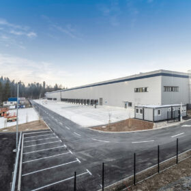 Vykládací zóna a infrastruktura nové logistické haly LOGspot Logatec s důrazem na udržitelnost