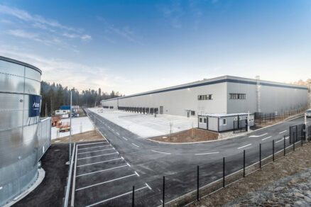 Vykládací zóna a infrastruktura nové logistické haly LOGspot Logatec s důrazem na udržitelnost