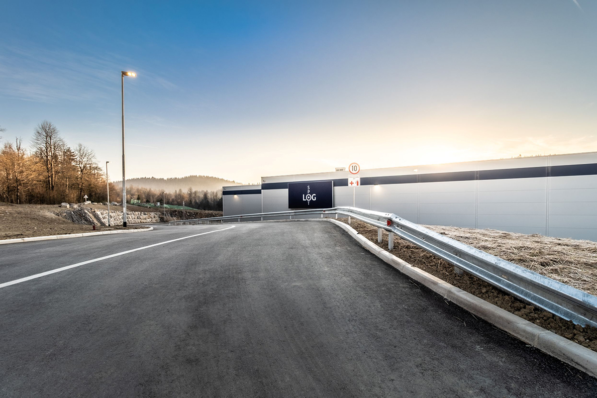 Vjezdová komunikace k udržitelné logistické hale LOGspot Logatec postavené společností HSF System