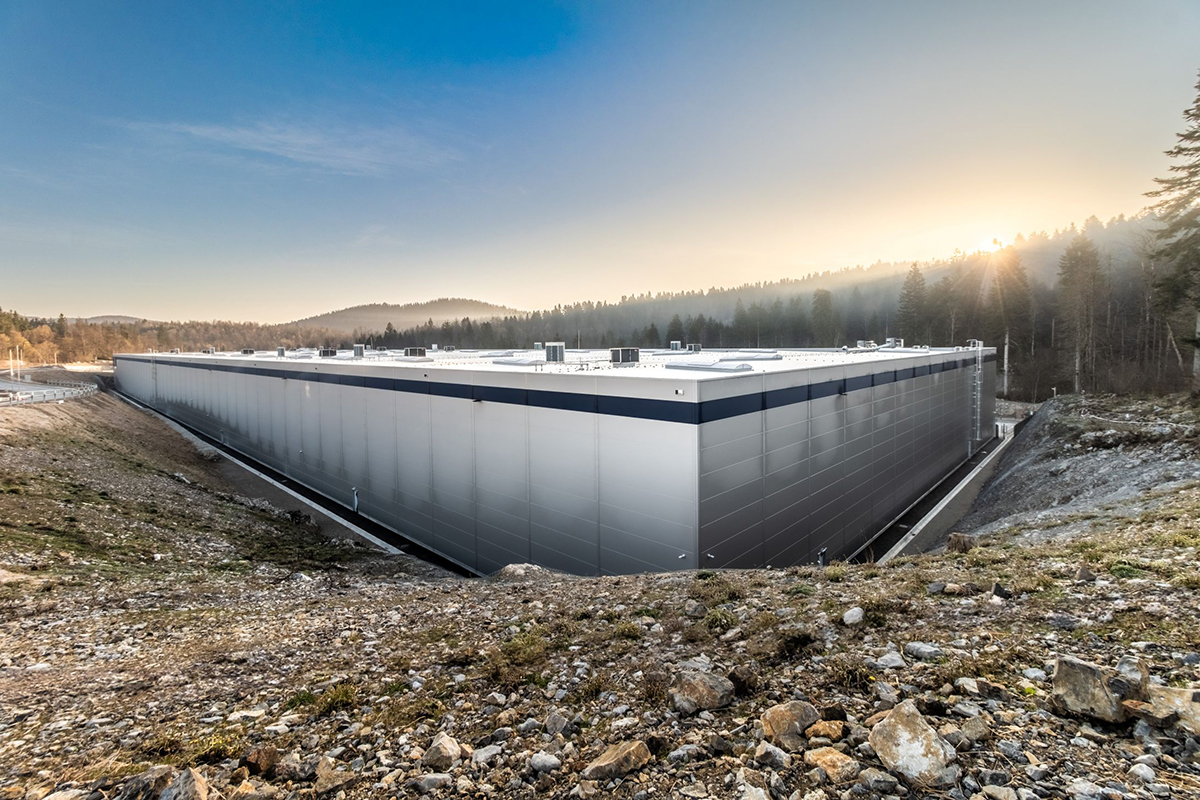 Moderní logistická hala LOGspot Logatec s certifikací BREEAM Very Good uprostřed slovinské přírody