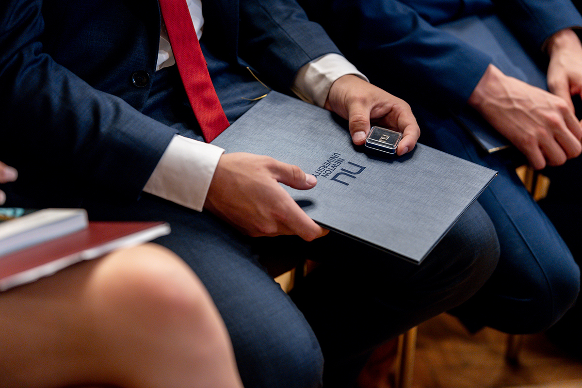 Diplom MBA Real Estate z NEWTON University a promoční odznak