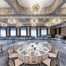 Modernizovaný kongresový sál hotelu Fairmont s replikou původního brutalistního stropu a designovými lustry
