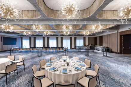Modernizovaný kongresový sál hotelu Fairmont s replikou původního brutalistního stropu a designovými lustry