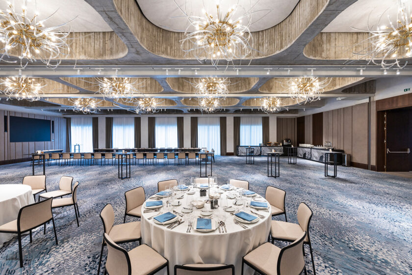 Modernizovaný kongresový sál hotelu Fairmont s replikou původního brutalistního stropu a designovými lustry