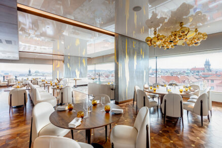 Luxusní interiér restaurace v nejvyšším patře hotelu Fairmont s panoramatickým výhledem na historické centrum Prahy