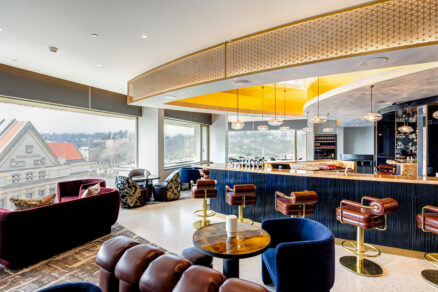 Stylový bar v hotelu Fairmont s výhledem na Vltavu a moderním interiérovým designem