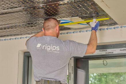 Montáž podhledového stropního systému Rigips Climafit s měřením instalace chlazení